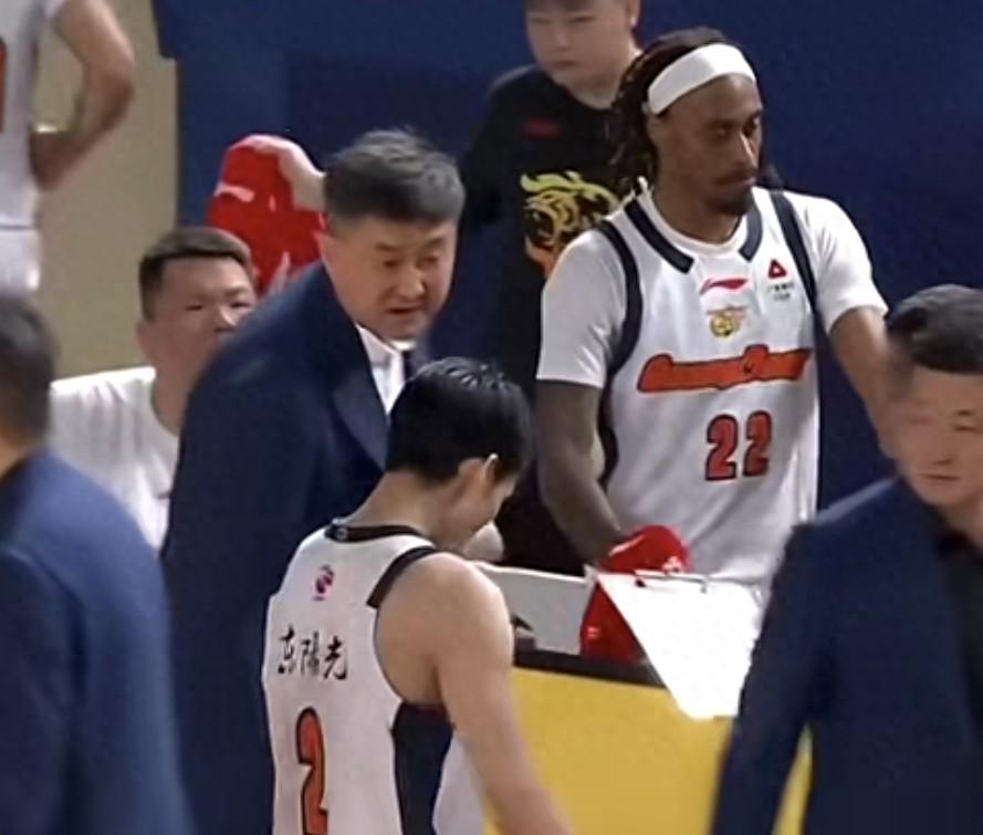 开云线上入口-不是张皓嘉!不是杜润旺!杜锋训斥2人10中0,奎因失误徐杰挨批